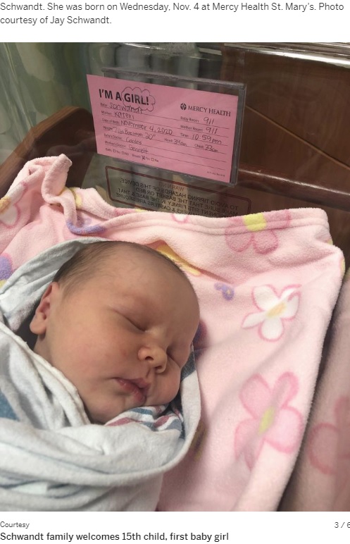 病院のベッドで眠るマギーちゃん（画像は『MLive.com　2020年11月6日付「The Schwandt family welcomes first baby girl after 14 boys」（Photo courtesy of Jay Schwandt.）』のスクリーンショット）