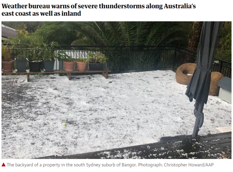 裏庭は大量の雹に覆われて真っ白に（画像は『The Guardian　2020年10月31日付「Australia storms: tennis ball-sized hail hits parts of Queensland as NSW warned of flash-flooding」（Photograph: Christopher Howard/AAP）』のスクリーンショット）