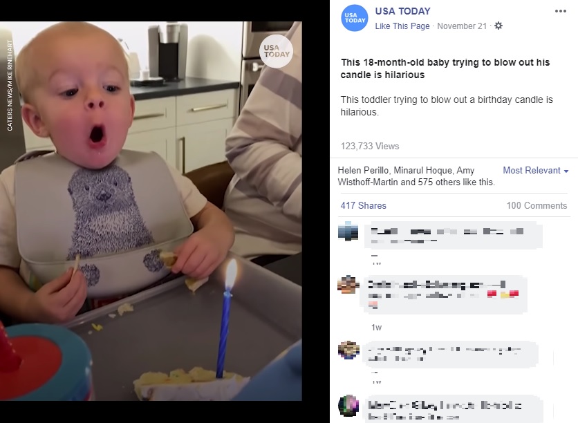 1本のロウソクの火を消そうとする1歳6か月の男児（画像は『USA TODAY　2020年11月22日付Facebook「This 18-month-old baby trying to blow out his candle is hilarious」』のスクリーンショット）