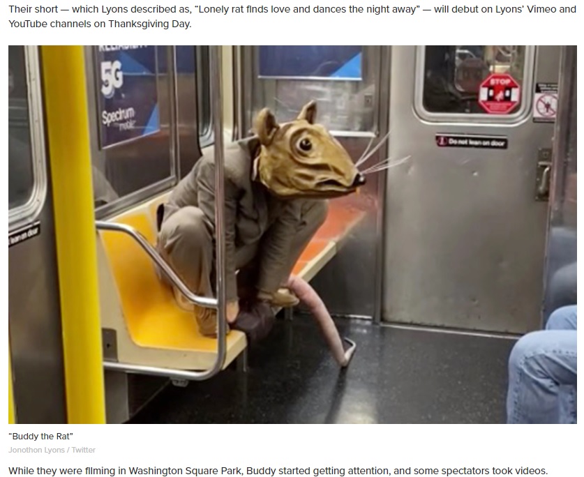 座席に座るネズミはいったい何者？（画像は『New York Post　2020年11月14日付「Man dressed as giant rat takes subway mask requirement to new heights」（Jonothon Lyons / Twitter）』のスクリーンショット）