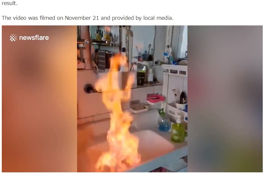 洗面台いっぱいに立ち上る炎（画像は『LiveLeak.com　2020年11月24日付「Fire-breathing faucet? Household tap water ignited with lighter in China」』のスクリーンショット）