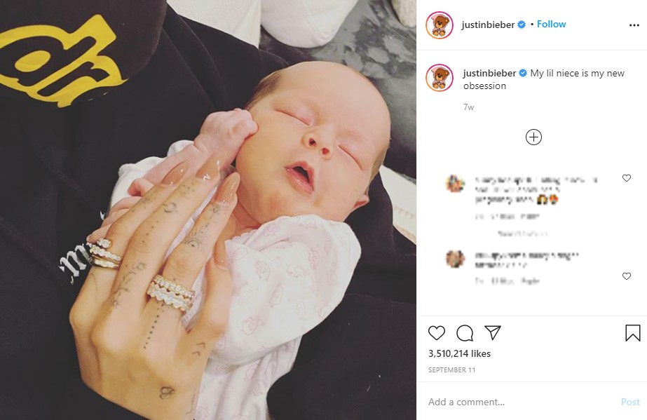 溺愛する姪っ子アイリスちゃんを抱くヘイリー（画像は『Justin Bieber　2020年9月11日付Instagram「My lil niece is my new obsession」』のスクリーンショット）