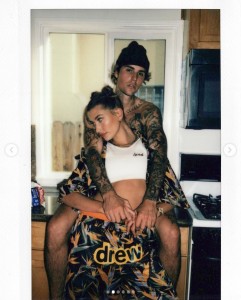 ジャスティン・ビーバーとは相変わらず仲睦まじい姿を見せるヘイリー（画像は『Hailey Baldwin Bieber　2020年11月25日付Instagram「us ＠drewhouse」』のスクリーンショット）