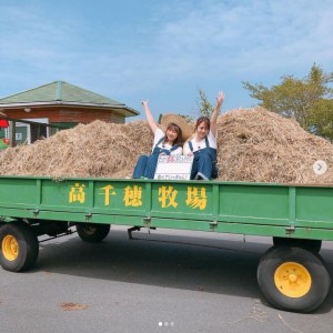 宮崎ロケで牧場を訪れた野呂佳代と磯山さやか（画像は『磯山さやか　2020年9月26日付Instagram「明日9/27（日）18:30～TBS『バナナマンのせっかくグルメ!!』2時間半SPに出演させていただきます!!」』のスクリーンショット）