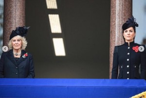 カミラ夫人と距離を置いてバルコニーに立ったキャサリン妃（画像は『Duke and Duchess of Cambridge　2020年11月8日付Instagram「They shall grow not old, as we that are left grow old.」』のスクリーンショット）