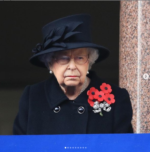 キャサリン妃とは別のバルコニーに現れたエリザベス女王（画像は『The Royal Family　2020年11月8日付Instagram「“May the memory of their sacrifice and bravery remain with us always.”」』のスクリーンショット）