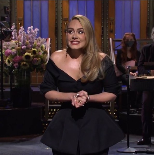 激ヤセしたアデル、友人のケイティに似てる？（画像は『Adele　2020年10月28日付Instagram「Had the best time on SNL!」』のスクリーンショット）