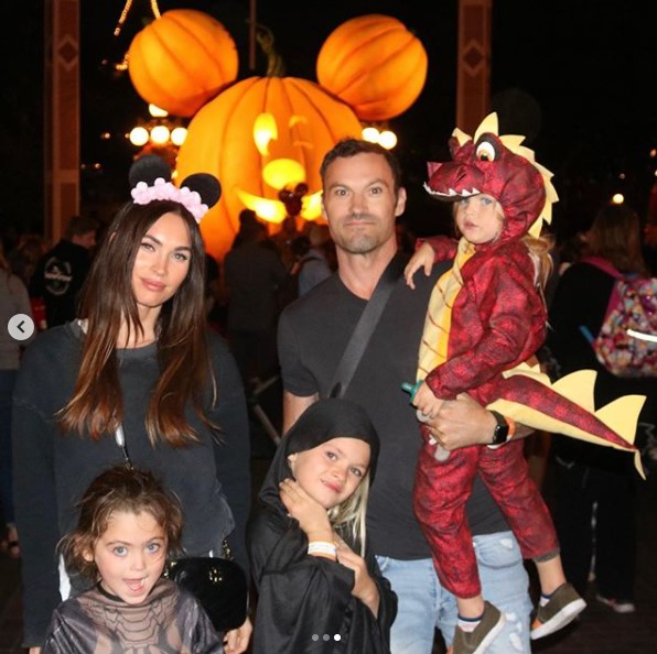 2019年には家族5人でハロウィンをお祝いしていた（画像は『Megan Fox　2019年10月13日付Instagram「Halloween at ＠disneyland is always the most fun but can I get ONE family photo where everyone is looking at the camera and making a semi normal face ??」』のスクリーンショット）