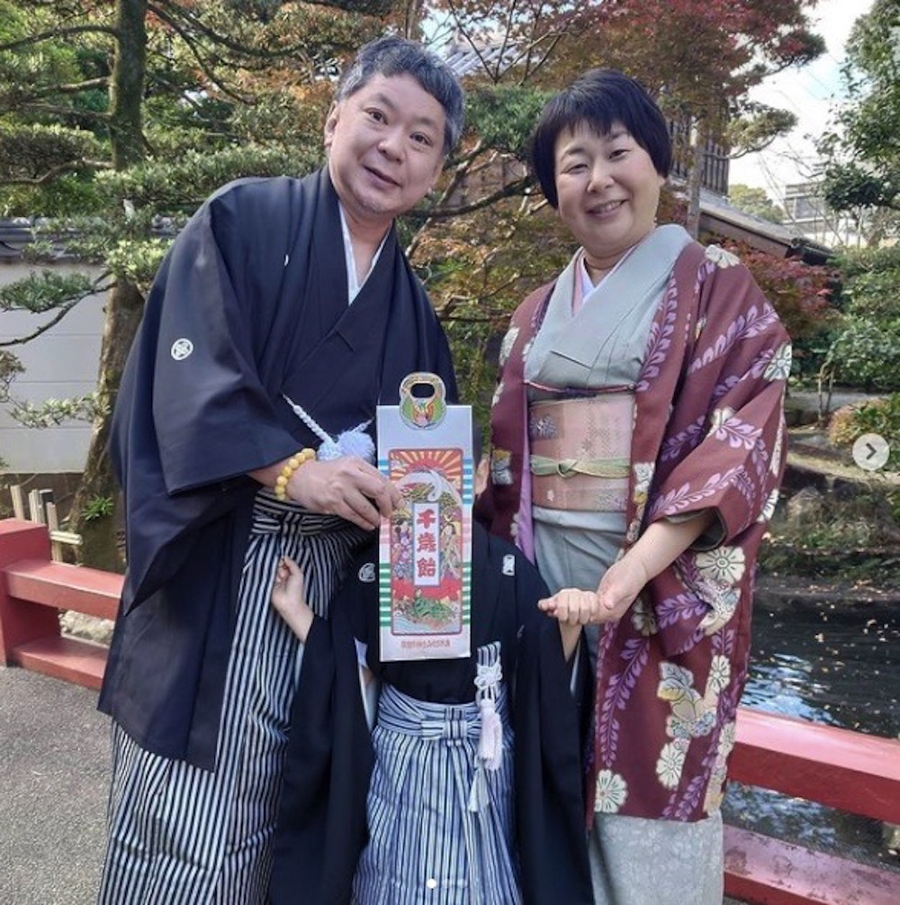 鈴木おさむ・大島美幸一家、三重県伊勢市の猿田彦神社にて（画像は『鈴木おさむ 放送作家　2020年11月22日付Instagram「本日、僕と妻が挙式させていただいた、伊勢・猿田彦神社さんで、息子、笑福の七五三の御祈祷を受けさせていただきました。」』のスクリーンショット）