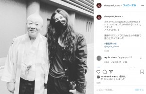 春風亭小朝、初投稿はカメラマンとの2ショットで（画像は『春風亭小朝　2020年11月2日付Instagram「カメラマンのogataさんに背中をおされてついにインスタを始めることになりました」』のスクリーンショット）