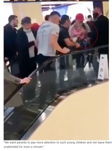 切り傷だけで済んだ女児（画像は『Thakoni　2020年11月17日付「Toddler’s fingers trapped in escalator as dozens of shoppers rush to help her」』のスクリーンショット）