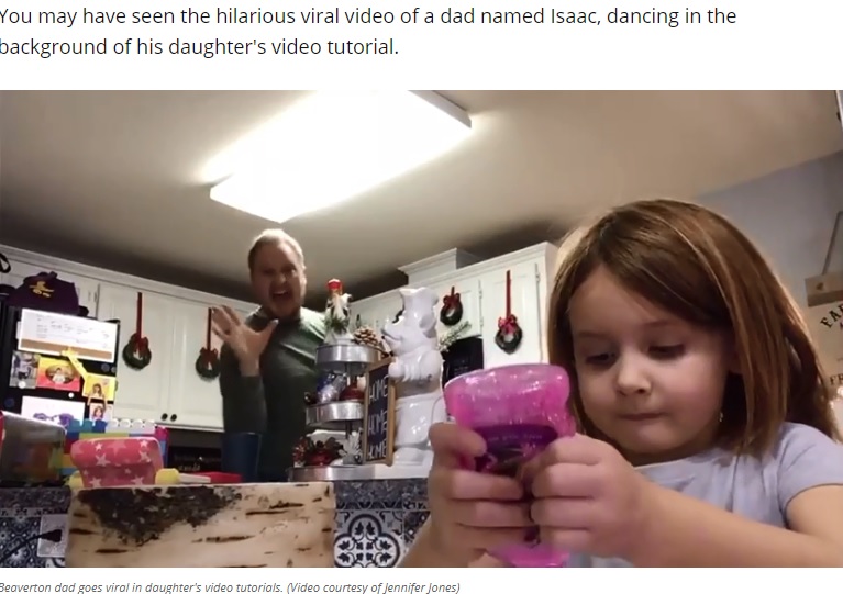 奇声をあげノリノリのアイザックさん（画像は『KATU ABC 2　2020年11月26日付「Beaverton dad goes viral after dancing in background of daughter’s video」（Video courtesy of Jennifer Jones）』のスクリーンショット）