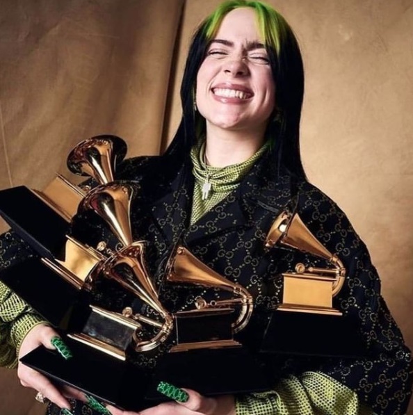 第62回グラミー賞で5冠を達成したビリー（画像は『BILLIE EILISH　2020年1月28日付Instagram「FIVE ARE YOU KIDDING」』のスクリーンショット）