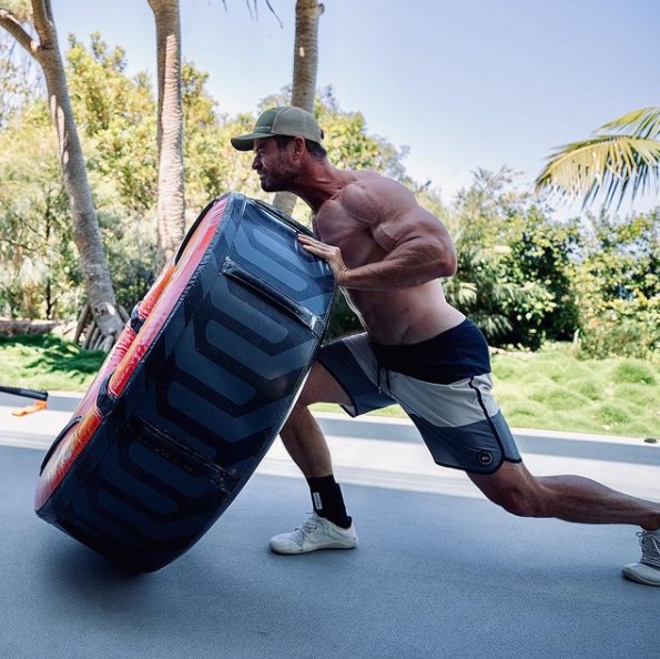 激しいトレーニングの様子をたびたび公開しているクリス（画像は『Chris Hemsworth　2020年11月20日付Instagram「Cheat day today.」』のスクリーンショット）