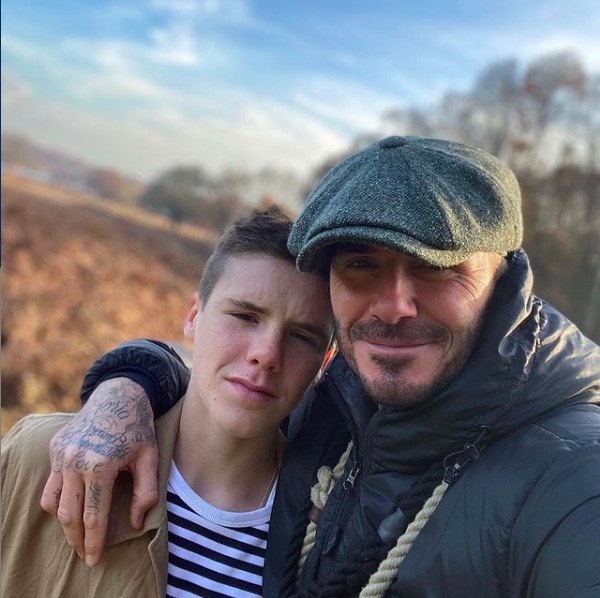 三男クルスはエルトン・ジョンに匹敵するミュージシャンに？（画像は『David Beckham　2019年11月30日付Instagram「Walking Olive ＆ Fig and still Cruzie is trying to pull off the Blue Steel」』のスクリーンショット）