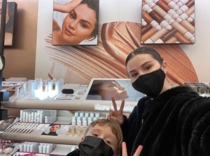 「Rare Beauty」発見記念にグレイシーちゃんとセルフィー（画像は『Selena Gomez　2020年12月10日付Instagram「Look what me and my sissy found （lol）」』のスクリーンショット）