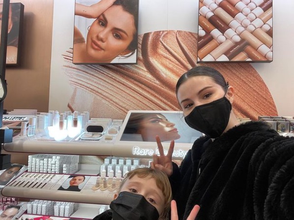 「Rare Beauty」発見記念にグレイシーちゃんとセルフィー（画像は『Selena Gomez　2020年12月10日付Instagram「Look what me and my sissy found （lol）」』のスクリーンショット）