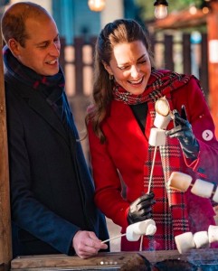 レザーグローブにマシュマロが付着してもこんなにエレガント（画像は『Duke and Duchess of Cambridge　2020年12月8日付Instagram「＃RoyalTrainTour day 2, first stop: Cardiff」』のスクリーンショット）