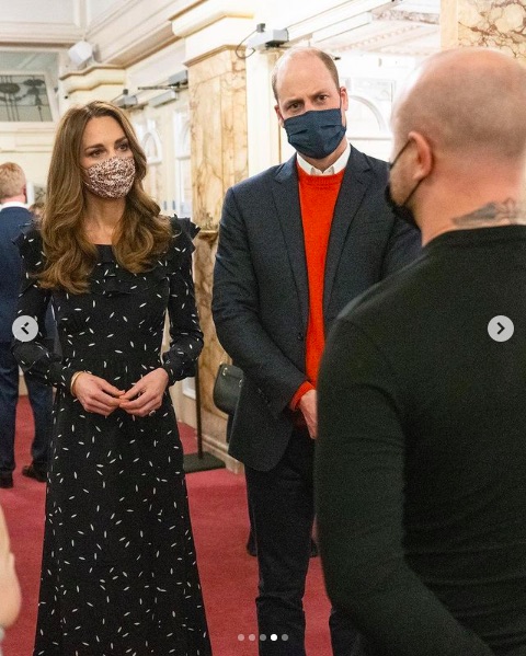 キーワーカーと交流する場面も（画像は『Duke and Duchess of Cambridge　2020年12月11日付Instagram「The Duke and Duchess and their family attended a special pantomime performance of The National Lottery’s Pantoland at The Palladium, which was held to thank key workers and their families for their phenomenal efforts this year.」』のスクリーンショット）