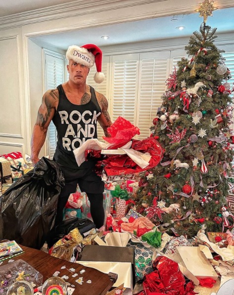 クリスマスの片付けに大忙し！（画像は『therock　2020年12月26日付Instagram「Dwanta Claus delivers...Dwanta Claus cleans up the trash.」』のスクリーンショット）