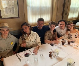 ベッカム夫妻、数千本のワインボトルを収納する予定？（画像は『Victoria Beckham　2019年5月2日付Instagram「family birthday dinner ＠davidbeckham」』のスクリーンショット）