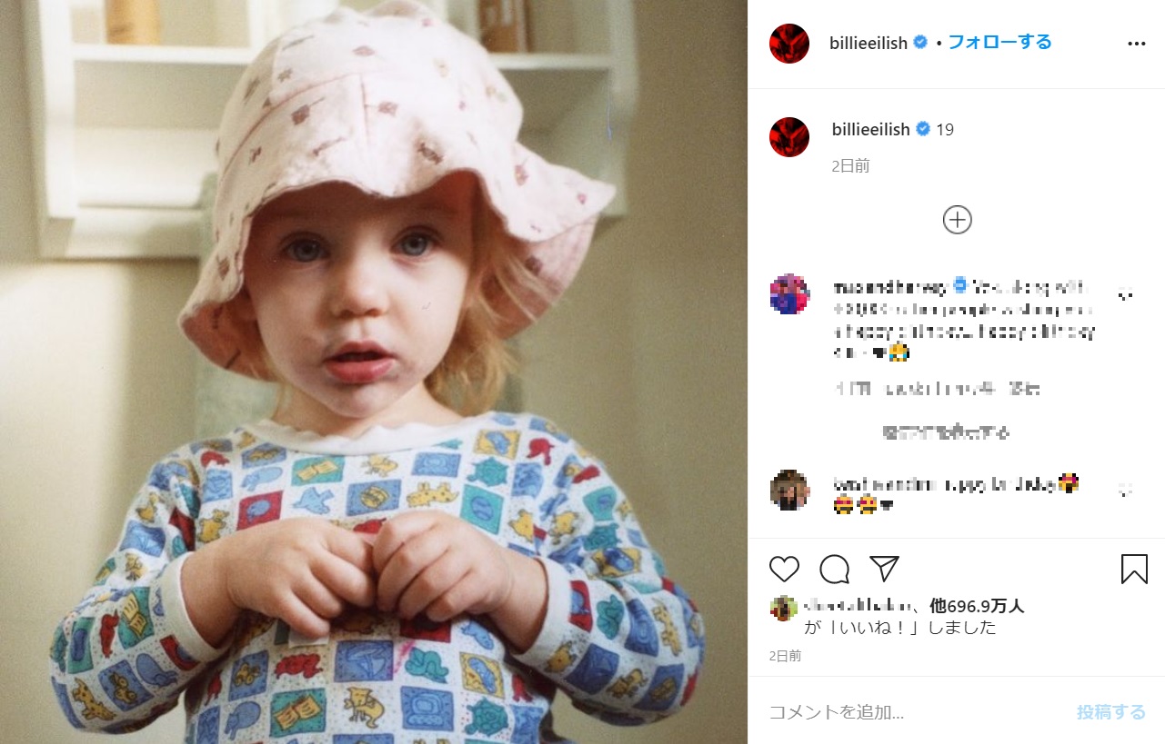 幼い頃のビリー・アイリッシュ（画像は『BILLIE EILISH　2020年12月18日付Instagram「19」』のスクリーンショット）