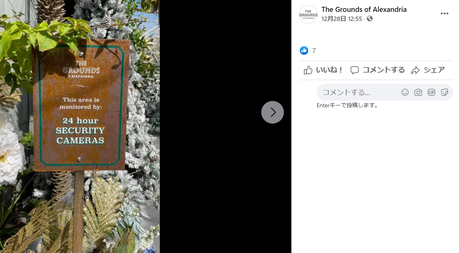 展示ケースのそばには監視カメラの作動を示す看板も（画像は『The Grounds of Alexandria　2020年12月28日付Facebook「SOMEONE HAS TAKEN OUR GLASS SLIPPER...AND IT WASN’T CINDERELLA!!」』のスクリーンショット）