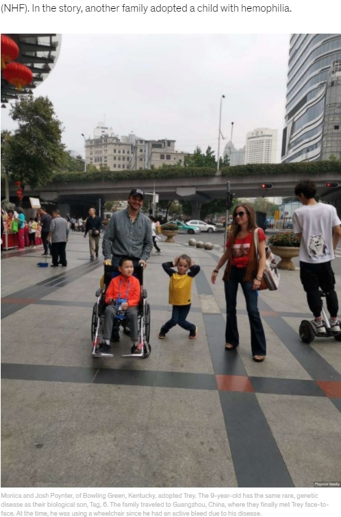 中国にいるトレイ君に会いに行った一家（画像は『Good Morning America　2020年12月16日付「Couple adopts boy with same rare disease as their biological son」』のスクリーンショット）