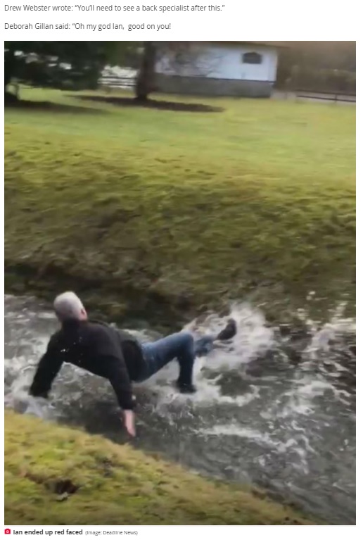 背中までびしょ濡れになってしまったイアンさん（画像は『Daily Record　2020年12月10日付「Scots grandad tries to jump stream for ￡10 bet and fails spectacularly」（Image: Deadline News）』のスクリーンショット）