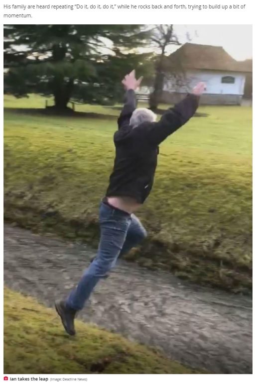 華麗にジャンプを決めるはずだった父親（画像は『Daily Record　2020年12月10日付「Scots grandad tries to jump stream for ￡10 bet and fails spectacularly」（Image: Deadline News）』のスクリーンショット）