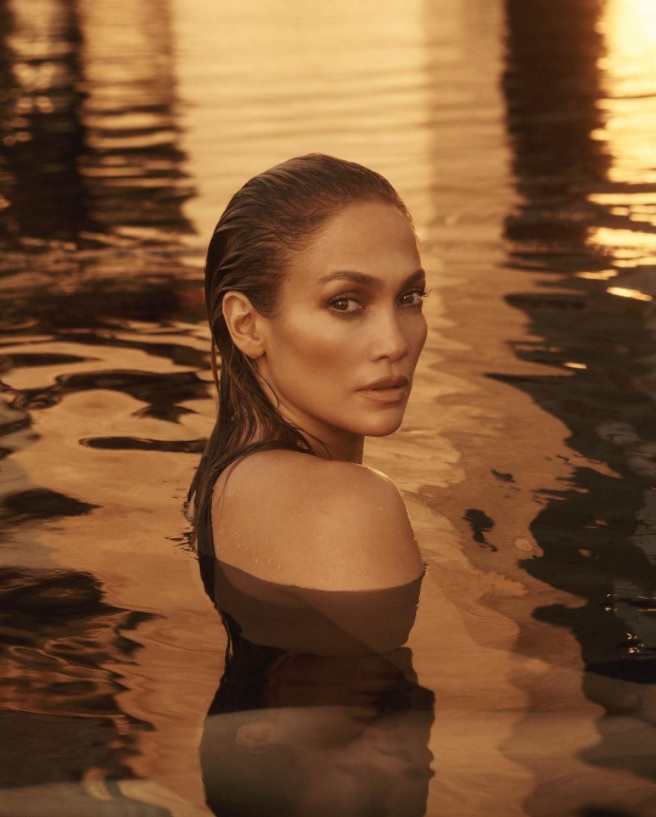 ジェニファーの神々しい美しさに思わずため息…（画像は『JLO BEAUTY　2020年11月17日付Instagram「Are you ready to discover your limitless glow?」』のスクリーンショット）