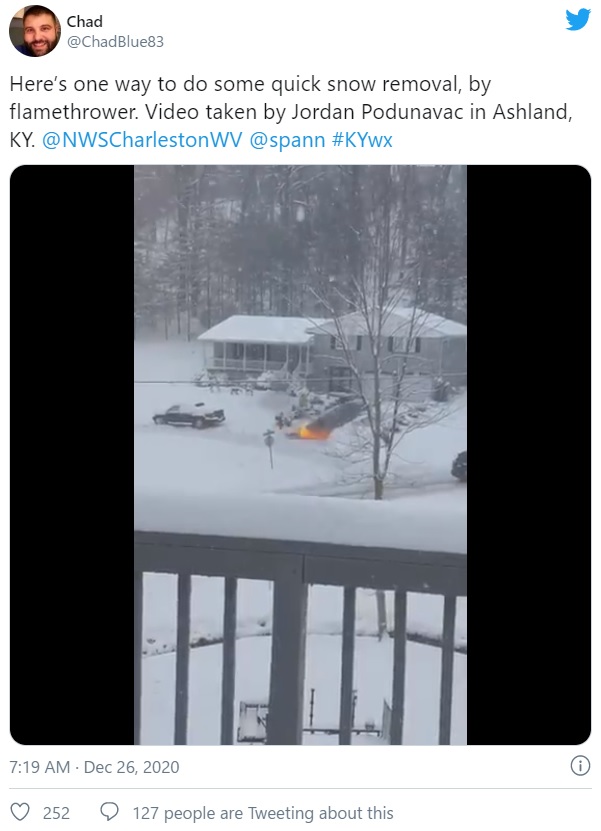 かなり遠い位置からでも確認できる大きな炎（画像は『Chad　2020年12月26日付Twitter「Here’s one way to do some quick snow removal, by flamethrower.」』のスクリーンショット）