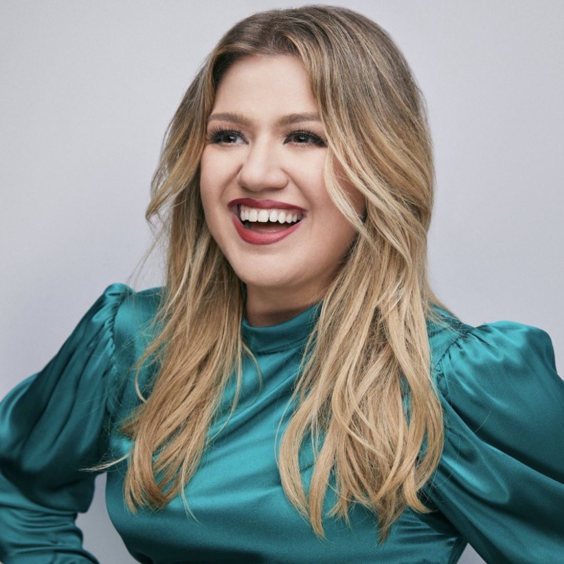 ケリー・クラークソン、笑ってられない事態に？（画像は『Kelly Clarkson　2020年11月13日付Instagram「All smiles today」』のスクリーンショット）