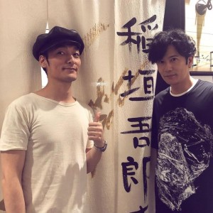 草なぎ剛、稲垣吾郎の楽屋前にて（画像は『草なぎ剛　2019年9月10日付Instagram「ゴロさん素敵でした！」』のスクリーンショット）