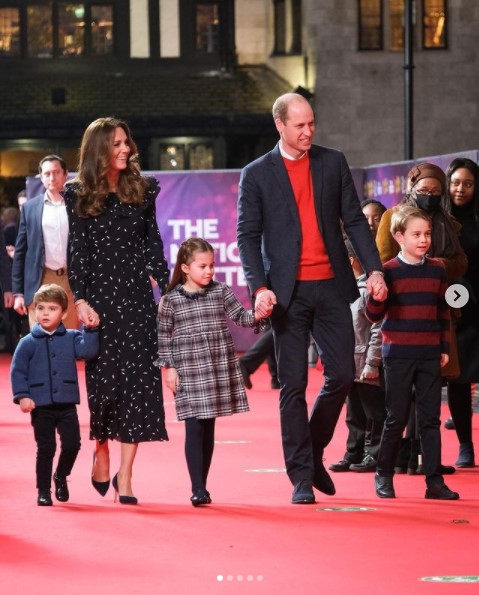 ウィリアム王子、一家で初のレッドカーペット（画像は『Duke and Duchess of Cambridge　2020年12月11日付Instagram「The Duke and Duchess and their family attended a special pantomime performance of The National Lottery’s Pantoland at The Palladium, which was held to thank key workers and their families for their phenomenal efforts this year.」』のスクリーンショット）