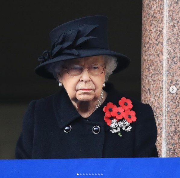 エリザベス女王の愛犬が天国へ旅立つ（画像は『The Royal Family　2020年11月8日付Instagram「“May the memory of their sacrifice and bravery remain with us always.”」』のスクリーンショット）