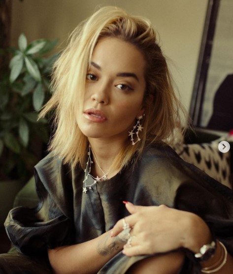 リタ・オラ、ロックダウン中にパーティ開催で警察が出動（画像は『RITA ORA　2020年11月22日付Instagram「The new ＠thomassabo Magic Stars collection is getting me ready for my birthday and Christmas!!」』のスクリーンショット）