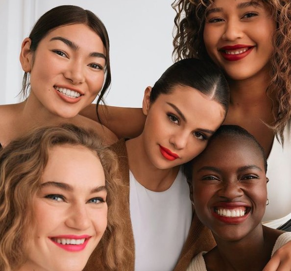 パンデミック中にコスメブランドをプロデュースしたセレーナ（画像は『Selena Gomez　2020年9月1日付Instagram「＠RareBeauty is makeup made to feel good in, without hiding what makes you unique.」』のスクリーンショット）