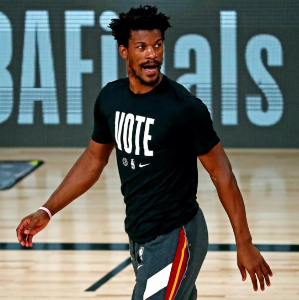 セレーナをディナーに誘ったジミー・バトラー（画像は『Jimmy Butler　2020年10月30日付Instagram「do as the shirt says....」』のスクリーンショット）