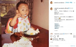 幼い頃の妻夫木聡（画像は『妻夫木聡　Satoshi Tsumabuki　2020年12月13日付Instagram「ついに40歳」』のスクリーンショット）