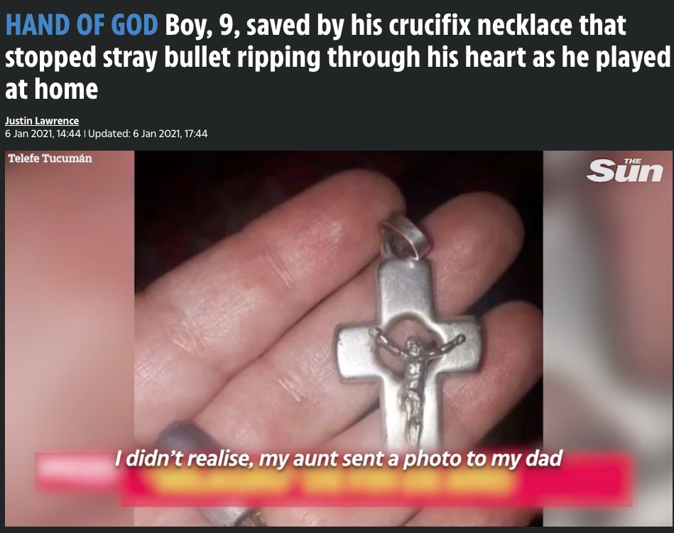 ペンダントのキリスト像（画像は『The Sun　2021年1月6日付「HAND OF GOD Boy, 9, saved by his crucifix necklace that stopped stray bullet ripping through his heart as he played at home」（Image: Telefe Tucumán）』のスクリーンショット）