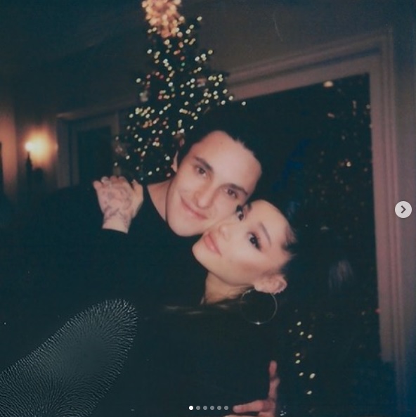 ダルトンさんとの婚約は時期尚早だった？（画像は『Ariana Grande　2020年12月26日付Instagram「merry」』のスクリーンショット）