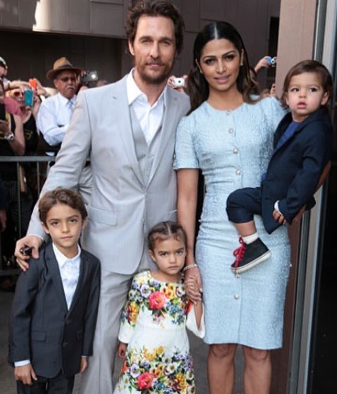 マシュー＆カミラ夫妻、リーヴァイ君、ヴィダちゃん、リヴィングストン君（画像は『Camila Alves McConaughey　2020年12月28日付Instagram「I can’t believe this little one in my arms...」』のスクリーンショット）