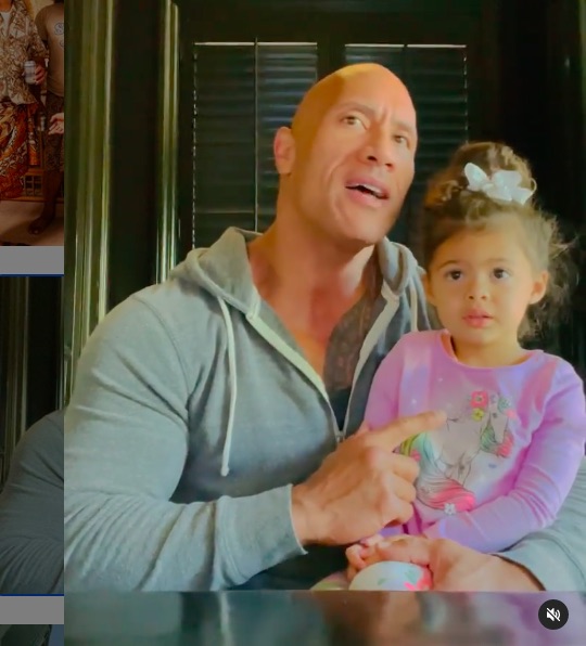 ドウェインと三女のティアナちゃん（画像は『therock　2020年11月27日付Instagram「Is daddy the Lion King?」』のスクリーンショット）