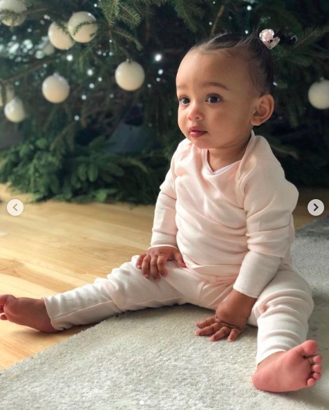 つぶらな瞳がキュートな赤ちゃんの頃のシカゴちゃん（画像は『Kris Jenner　2021年1月15日付Instagram「Happy birthday to my precious little angel Chicago!」』のスクリーンショット）