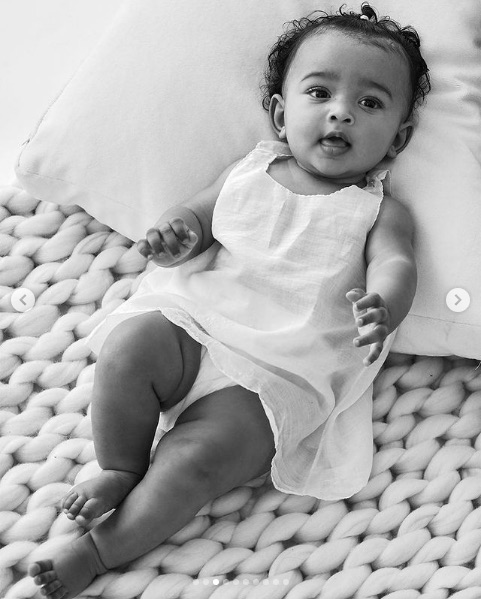 まるでモデル？　美少女ぶりが際立つモノクロ写真（画像は『Kris Jenner　2021年1月15日付Instagram「Happy birthday to my precious little angel Chicago!」』のスクリーンショット）