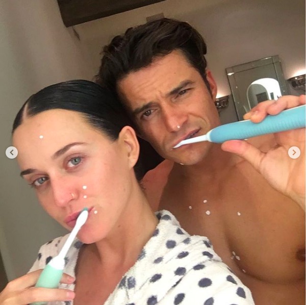 仲良く歯磨きをするケイティ＆オーランド（画像は『KATY PERRY　2021年1月13日付Instagram「Happiest 44th to my love, brilliant father of my Dove ＆ a shimmering mirror that sees and reflects to me what I can’t yet see...」』のスクリーンショット）