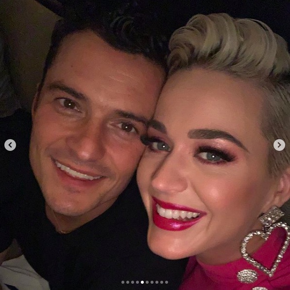 2019年バレンタインデーに婚約した2人（画像は『KATY PERRY　2021年1月13日付Instagram「Happiest 44th to my love, brilliant father of my Dove ＆ a shimmering mirror that sees and reflects to me what I can’t yet see...」』のスクリーンショット）