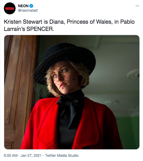 ダイアナ妃に成りきったクリステン・スチュワート（画像は『NEON　2021年1月27日付Twitter「Kristen Stewart is Diana, Princess of Wales, in Pablo Larraín’s SPENCER.」』のスクリーンショット）