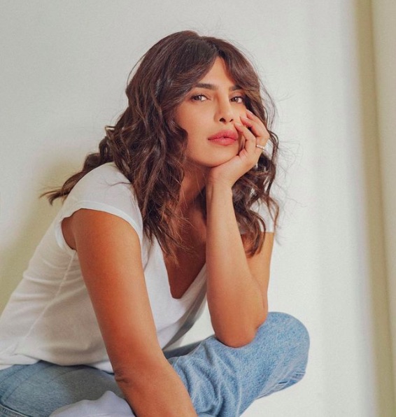 回顧録『Unfinished』が来月に出版される女優プリヤンカー・チョープラー・ジョナス（画像は『Priyanka Chopra Jonas　2020年12月13日付Instagram「Blue jean baby」』のスクリーンショット）